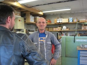 Dino dans son atelier avec un client