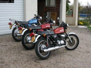 2 Suzuki 500 GT rouges et une bleue